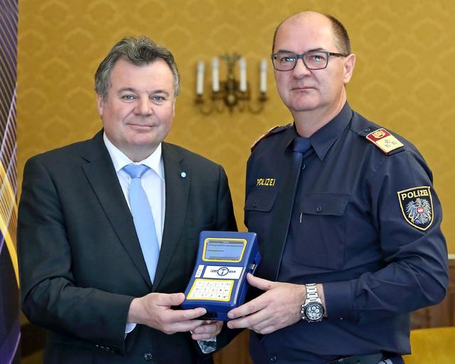 Landesrat Günther Steinkellner (l.) und Oberst Klaus Scherleitner, Leiter der Verkehrsabteilung der Landespolizeidirektion, bei der Präsentation des neuen Gerätes.