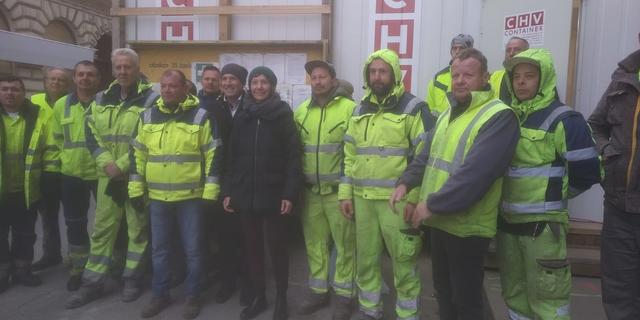 Vizebürgermeisterin Birgit Hebein bedankt sich bei den Bauarbeitern für die gute Arbeit. | Foto: Lea Bacher