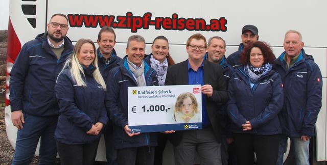 Spende von Zipf-Reisen: Adis Sejfic, Jasmina Sejfic, Alois Rathberger, GF Josef Gruber, Janette Gruber, Roman Cserkits, Szabolcs Szöke, Andreas Gruber, Andrea Brenninger, Manfred Habring (v.l.).