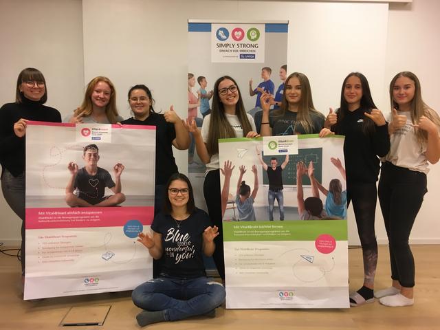 Acht Schülerinnen der HBLW Ried betreuen ihre Mitschüler als Peer-Coaches mit Hilfe der Bewegungsprogramme „Vital4Brain“ und „Vital4Heard“.