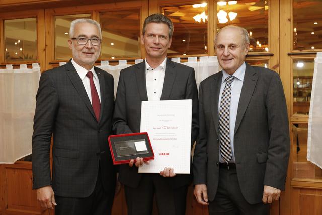 Gratulant osef Schachner-Nedherer (Geschäftsführer sparte.industrie), Josef Franz Nahringbauer und Günter Rübig (Obmann sparte.industrie).