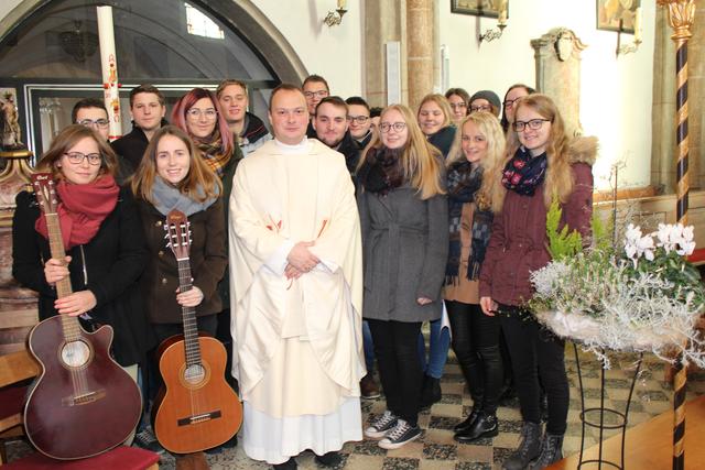 Propst Markus Grasl zelebrierte den von den Kirchdorfer Jugendlichen gestalteten Gottesdienst. | Foto: Schachinger