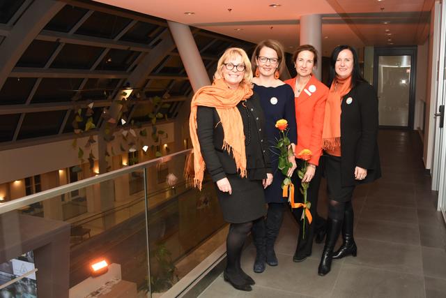 Petra Enzenhofer (Präsidentin SI-Club St. Pölten Allegria), Landesrätin Christiane Teschl-Hofmeister, Marcella Sigmund-Graff (Präsidentin Union Österreich Soroptimist International), Ilse Stöger (Präsidentin SI-Club Krems Fidelitas) im orange beleuchteten Universitätsklinikum St. Pölten