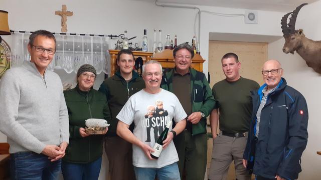 Feinschmecker unter sich: Staatsanwalt Erich Mayer, Sabine Schmoll, Wildproduzent Stefan Steiner, Oberst Michael Lippert, Josef Schmoll, Florian Schmoll und Schnapsbrenner Hubert Kastner (v.l.). | Foto: RAXmedia