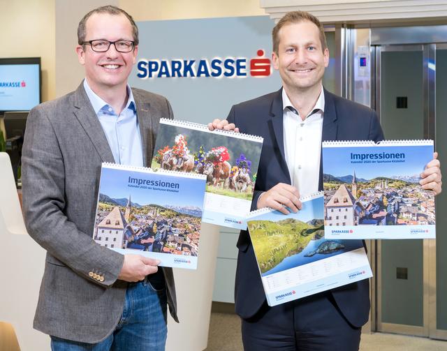 Markus Mitterer (li.) und Thomas Hechenberger präsentieren den Sparkasse-Bildkalender „Impressionen 2020“.
 | Foto: Sparkasse