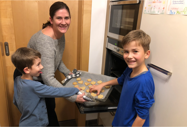Martina und ihre Söhne backen heuer "bunt".