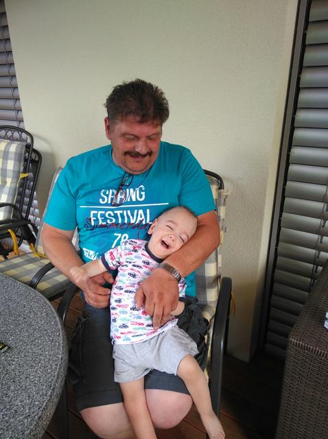 Elias und sein Opa: Ein Dreamteam trotz schweren Schicksals.