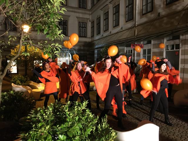 Die Schülerinnen der Modeschule tanzten gegen Gewalt und sprachen betroffenen Frauen Mut zu.  | Foto: Christina Ebersberger-Dörfler