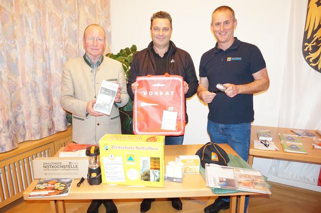 Fachreferent Oberst Gottfried Pausch, Bürgermeister Egon Höll und Gemeinde-Zivilschutzbeauftragter Vbgm. Bernhard Moser mit einigen nützlichen Vorsorgemöglichkeiten für ein Black Out.