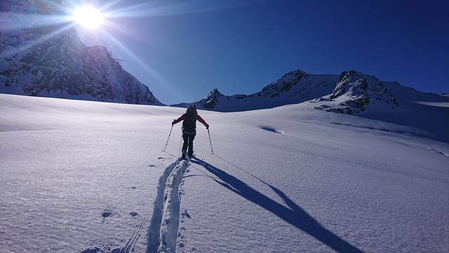 "Zu sehen ist auch der umstrittene "Gipfel" (Bildmitte), der abgetragen (= gesprengt) werden sollte, um einer Seilbahnstation Platz zu machen" (Estermann). | Foto: Andreas Aschaber
