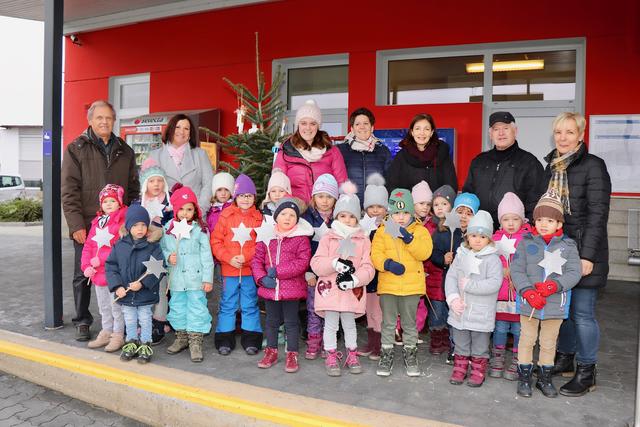 Die Kinder der Praxiskindergartengruppe 4 der BAfEP Hartberg schmückten den Christbaum am Bahnhof Hartberg. | Foto: Alfred Mayer