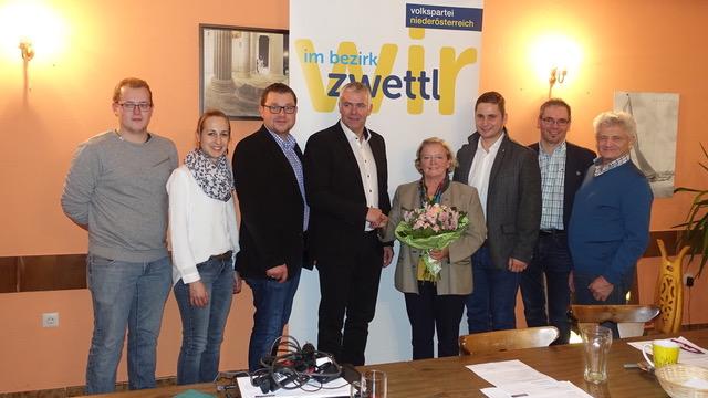 Rene Fichtinger, Daniela Mayerhofer, Vbgm. Wolfgang Kornberger, Bgm. Roland Zimmer, Bgm. a.D. Angela Fichtinger, NR Lukas Brandweiner, Anton Trondl, Reinhold Neuwirth (v.l.).