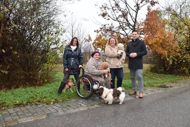 Hier könnte die Auslaufzone sein, so Kerschbaum, Steiner und Bastian (v.l.), unterstützt von Gemeinderat Stefan Berger (FPÖ).