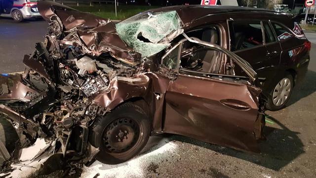 Der Unfallwagen wurde schwer beschädigt.