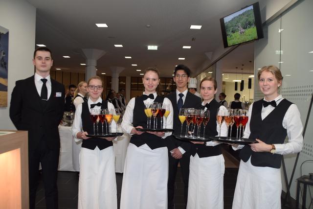 Aperitif gefällig? Moritz, Sarah, Katharina, Heinrich, Julia und Katharina reichten das Passende für jeden Geschmack. | Foto: Siegele