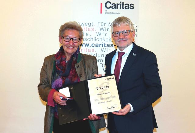Caritas OÖ-Direktor Franz Kehrer überreichte Sieglinde Walenta die Elisabethmedaille.