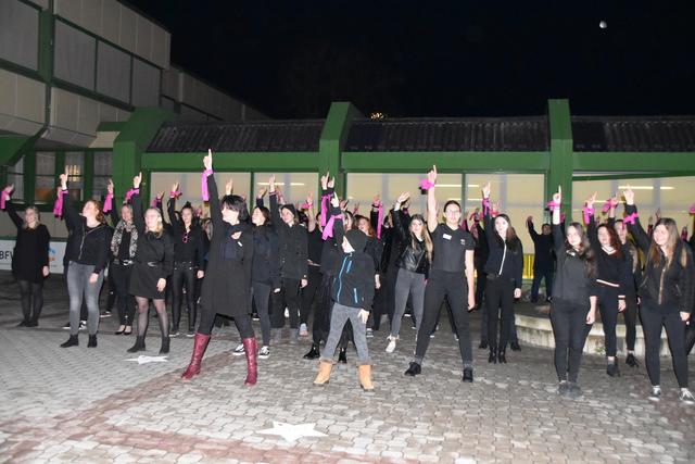 Rund neunzig Schüler der BFW setzten in Wörgl unter anderem mit dem Tanz "Break the Chain" ein Zeichen gegen Gewalt an Frauen. | Foto: Barbara Fluckinger