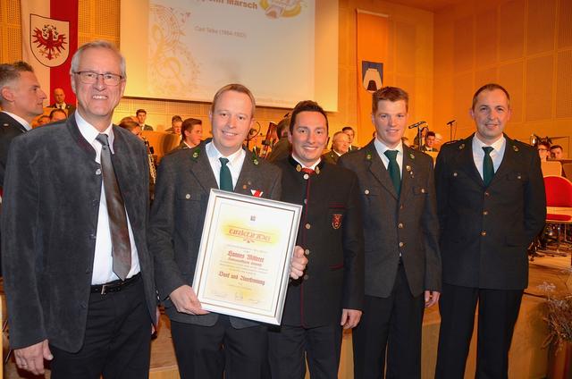 Hannes Mitterer wurde für 25 Jahre bei der BMK Schwoich geehrt. Bgm. Josef Dillersberger, Bezirks-Stabführer Hubert Schneider, Obmann Christian Lengauer-Stockner und Kapellmeister Herbert Sonnerer (von links) gratulierten. | Foto: Nageler