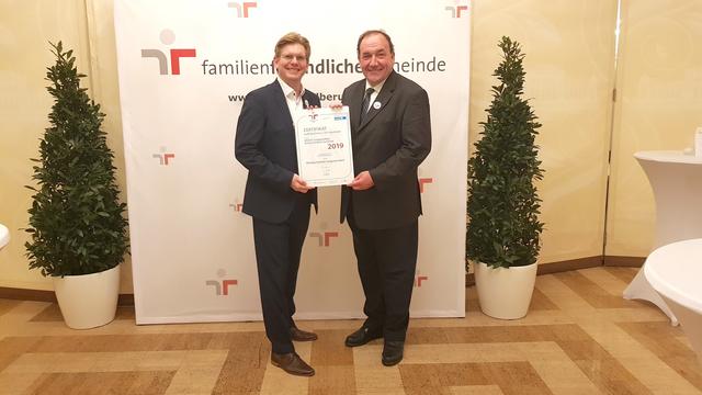 Peter König und Andreas Arbesser nehmen das "familienfreundliche" Zertifikat entgegen. | Foto: Marktgemeinde Langenzersdorf