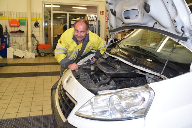 Manfred Kiesling bei der nächsten Reparatur.  | Foto: Gollner