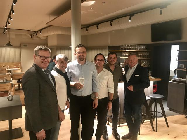 Wolfgang Reisner, Peter Zolles, Wirt Laszlo Kovacs, Bügermeister Markus Landauer, Franz Drescher und Hans Tesch.