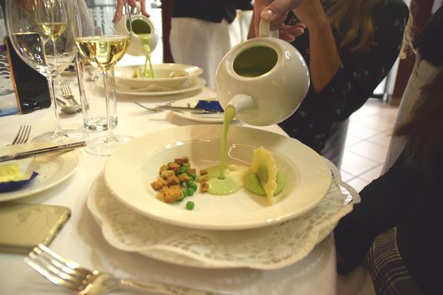 Süppchen von Erbse mit Junglauchravioli und Zuckermaisschaum - angegossen am Tisch. | Foto: Siegele