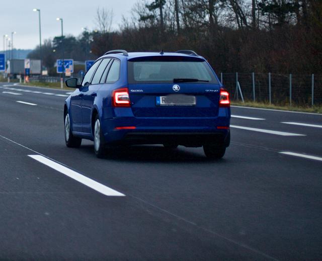 In der Mitte ist es am sichersten, oder? Jedenfalls scheinen viele Lenker die Rechtsfahrordnung nicht zu kennen. | Foto: Bezirksblätter