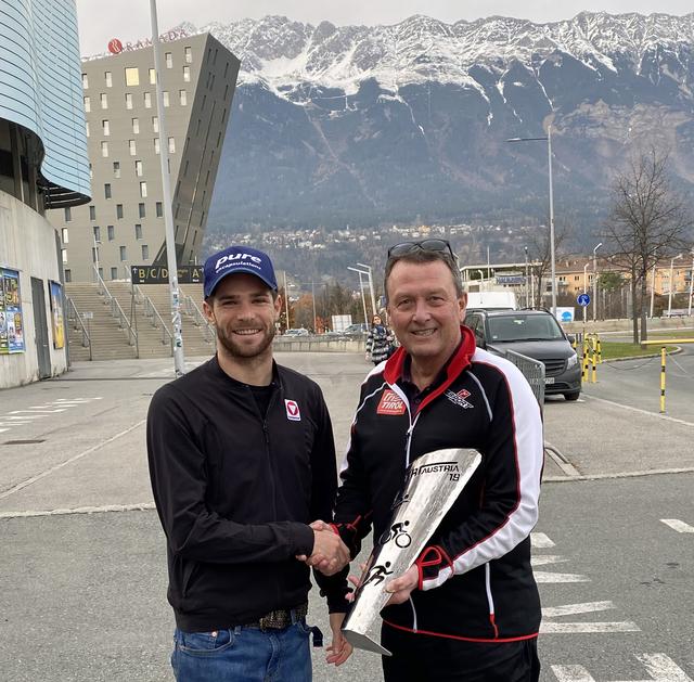 Triathlet des Jahres 2019 Luis Knabl bei der Überreichung des Triathlon Austria Award durch Tirols Verbandspräsidenten Julius Skamen.
