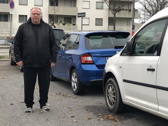 Walter Zabloudil ist verzweifelt: Die Parkplatzsuche vor dem Gemeindebau gestaltet sich schwierig.