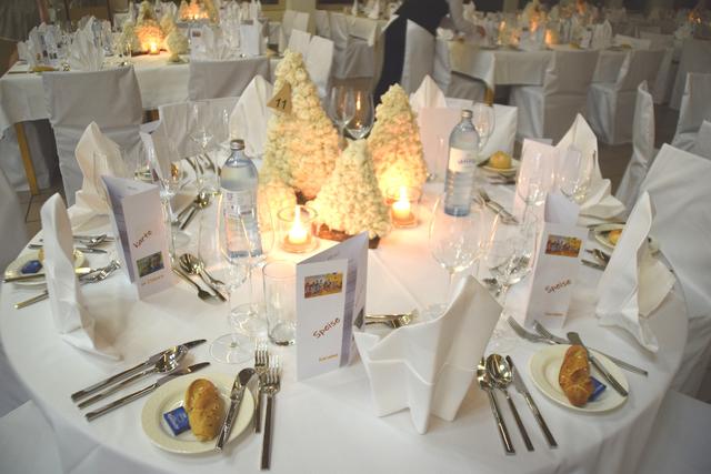 Liebevoll gedeckt mit selbstgebastelter Dekoration. | Foto: Siegele