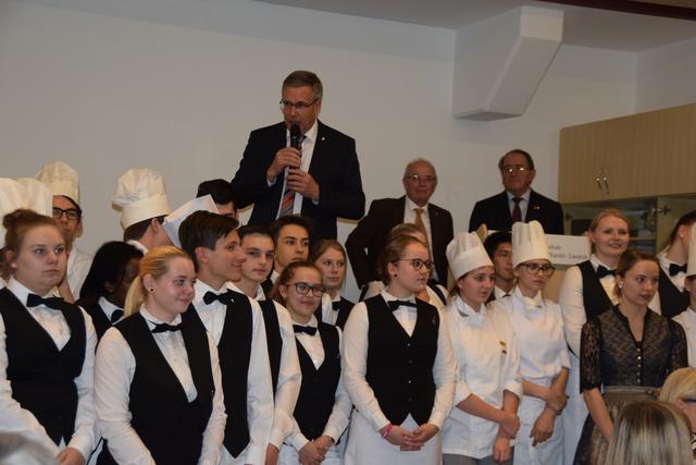 Direktor Schwazer bedankte sich im Namen aller bei den SchülerInnen für die hervorragende Leistung und die tolle Arbeit. | Foto: Siegele