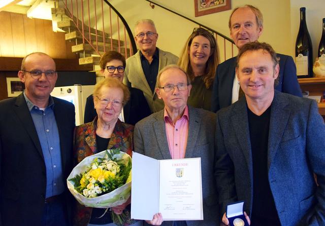 Die Abordnung der Stadtgemeinde mit den Stadträten Elisabeth Kölblinger, Günther Gschwandtner und Sonja Pickhardt Kröpfel sowie Bürgermeister Herbert Brunsteiner (hinten von links) mit Berhard, Veronika, Josef und Christian Baumgartner (vorne von links).