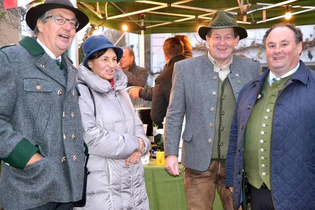 Organisator Peter Konrad mit Bgm. Nestler und Gattin sowie Hochsitz-Ersteigerer Heinz Wipfler.