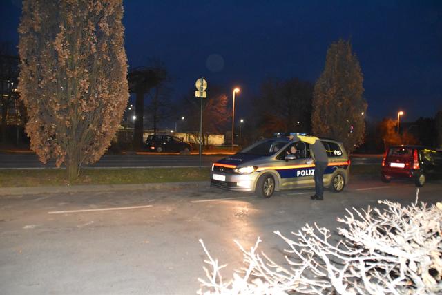 Stützpunktleiter Josef Markl bei der Einsatzbesprechung mit den Polizisten der Polizeistation Tulln.  | Foto: Gollner