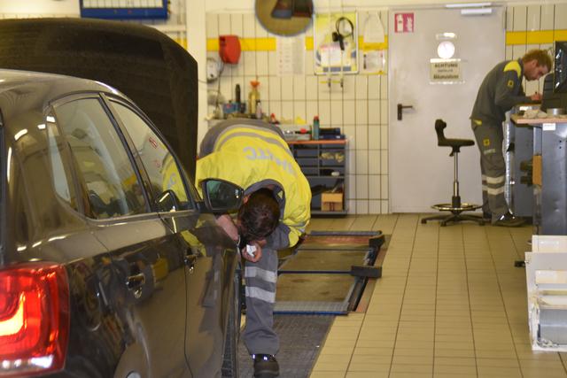 Die Mitarbeiter des ÖAMTC beim Licht-Check. | Foto: Gollner