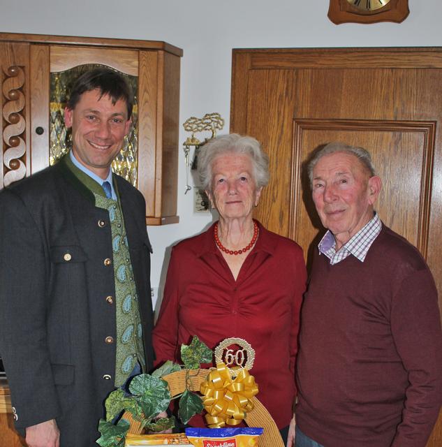 Bürgermeister Andreas Kaiser mit Annemarie und Hubert Ellmer. | Foto: Gemeinde Mariapfarr