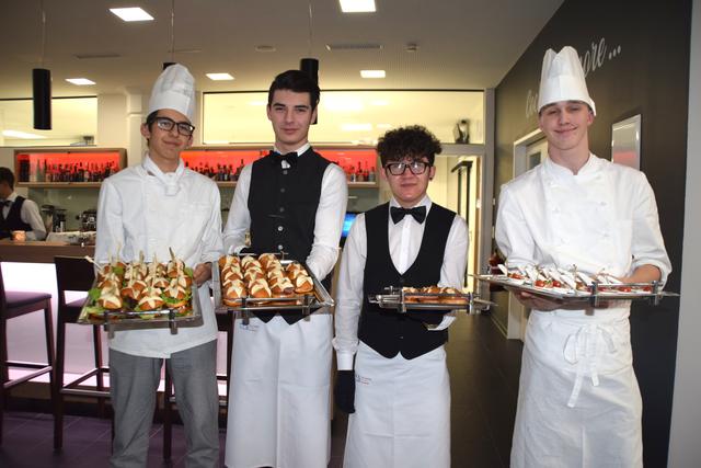 Zum Aperitif ein kleiner Appetitanreger - Baris, Mikail, Riza und Maximilian (v.li.) standen mit Häppchen bereit. | Foto: Siegele