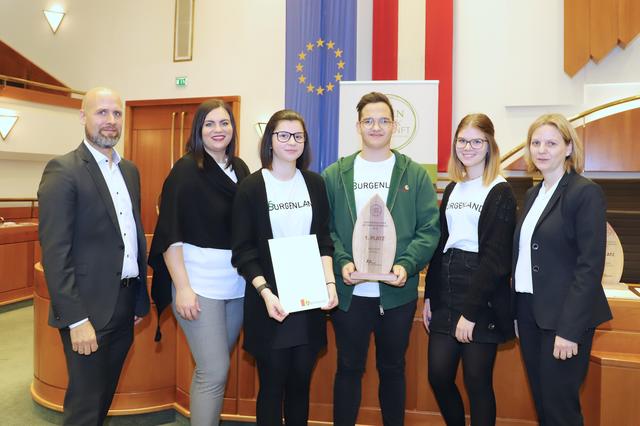 „HAK Frauenkirchen“: Direktor Hannes Schmid, Agrarlandesrätin Astrid Eisenkopf, Stefanie, Sebastian, Nina und Betreuungslehrerin Christa Thell