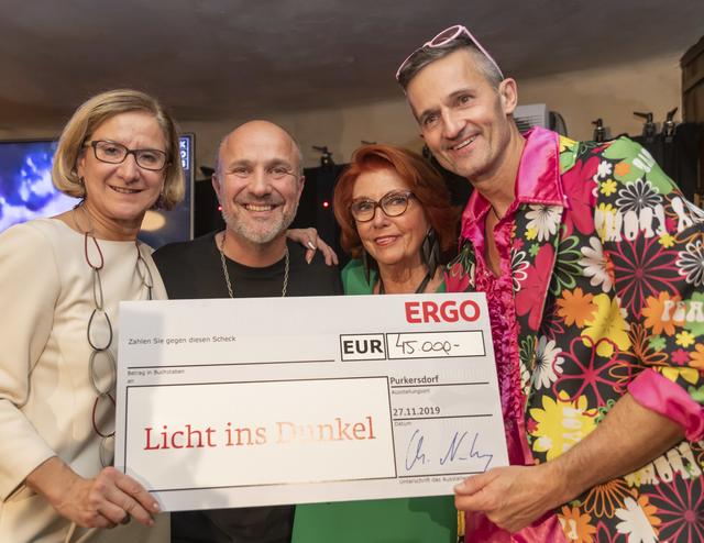 Landeshauptfrau Johanna Mikl-Leitner, Niki Neunteufel, Inge Klingohr und Alexander Löschnak mit der stolzen Summe.
