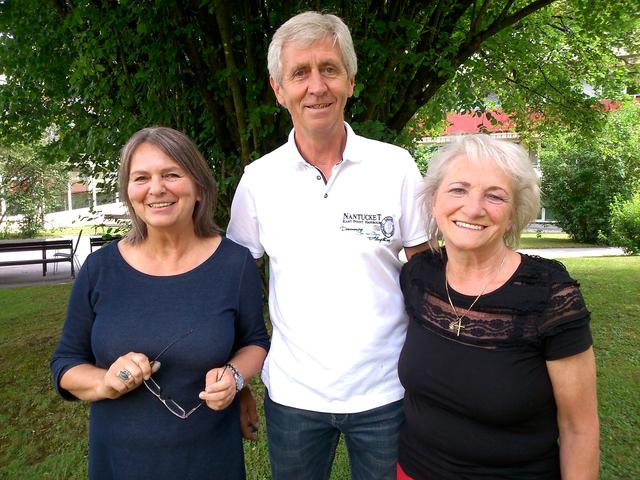 Valerie Pichler, Margit Pöschl und ich Gerhard Schober haben als Seniorenstudenten der UNI 55 Plus das Thema „Malen mit dementiell erkrankten Menschen“ erarbeitet und setzen dieses nun in Seniorenheimen um.