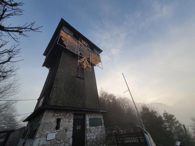 Leuchtender Adler auf dem Turm des Siriuskogels in Bad Ischl.
