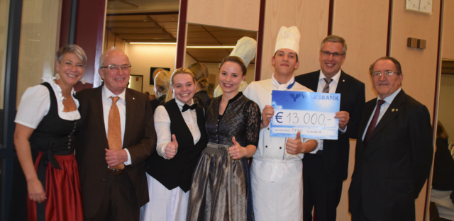 Spendenrekord: 13.000 Euro gingen an "Ärzte für Ifakara"!
Martina Bombardelli und Hans Kreuzer (li.) freuten sich mit den SchülerInnen und Günther Schwazer (2.v.re.) und Wilfried Schenning (re.). | Foto: Siegele