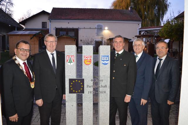 v.l.n.r.: Bürgermeister Bernhard Fischer (St. Marienkirchen), Bürgermeister Herbert Bauer (Stamsried), Bürgermeister Ernst Seitz (Suben), Landtagsabgeordneter Bürgermeister Hans Hingsamer und Bezirkshauptmann Rudolf Greiner vor der Statue in St. Marienkirchen. | Foto: Gemeinde St. Marienkirchen