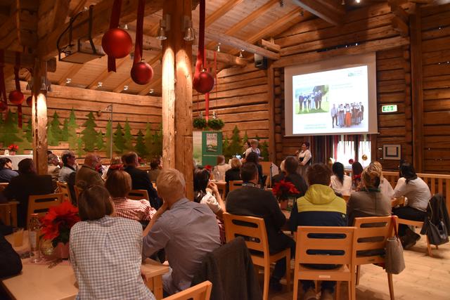 45 landwirtschaftliche Gastgeber wurden mit ihren Betrieben in der Marke "Urlaub am Bauernhof" in der Wildschönau mit Hofurkunden ausgezeichnet.  | Foto: Barbara Fluckinger