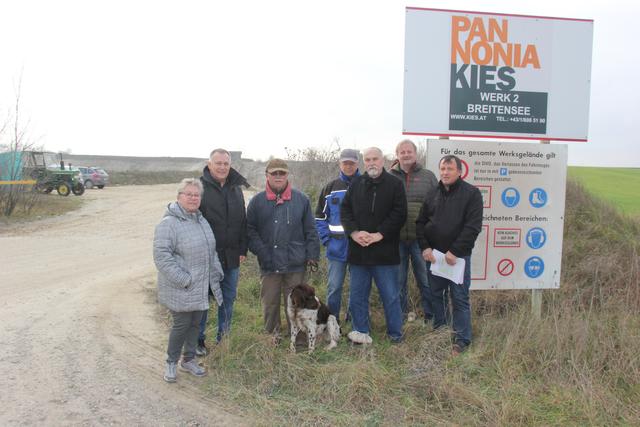 Gernot Haupt mit verärgerten Bürgern aus Breitensee. | Foto: Foto: Mold