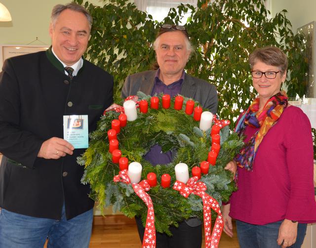 Bürgermeister Josef Schmidl-Haberleitner erhält einen Adventkranz. | Foto: Foto: zVg