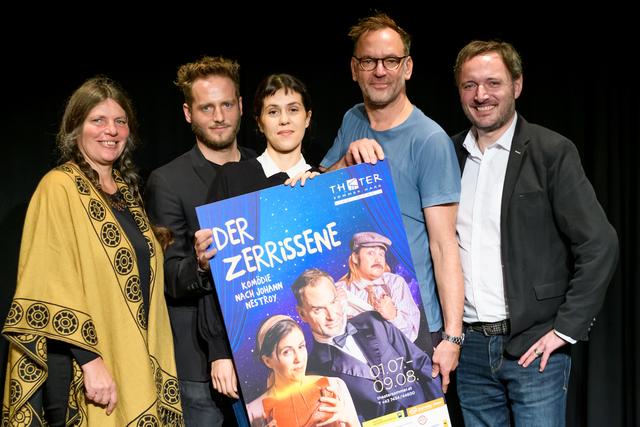 (v.li.): Katharina Baumfried (Produktionsleitung special!senior!junior!Produktion), Dominic Oley (Regie), Daniela Golpashin (Schauspielerin, spielt die Kathi), Intendant Christian Dolezal und HaagKultur-Geschäftsführer Gerhard Stubauer.