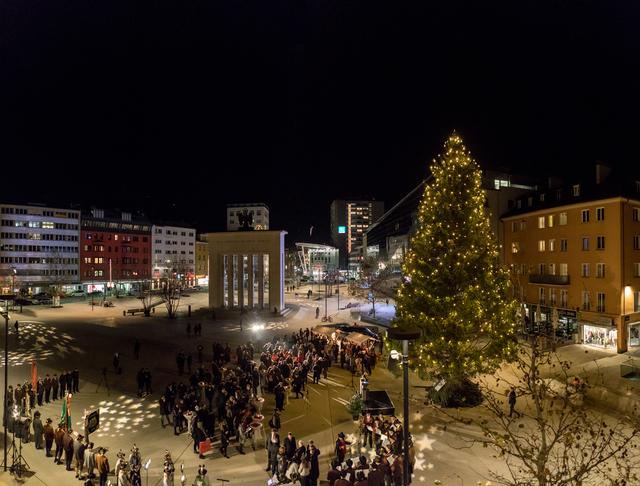 Feierlich wurde die anstehende Adventszeit mit der Illuminierung des Christbaums am Landhausplatz eingeleitet.