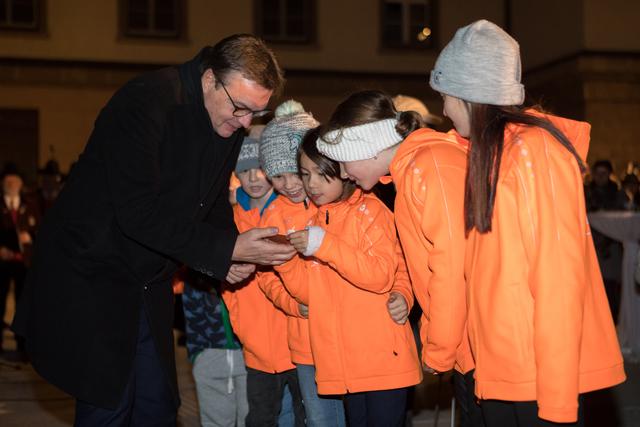 LH Günther Platter überreichte den Kindern des Sportclub Breitenwang die Kaiser Maximilian-Münze. | Foto:  Land Tirol/Lechner