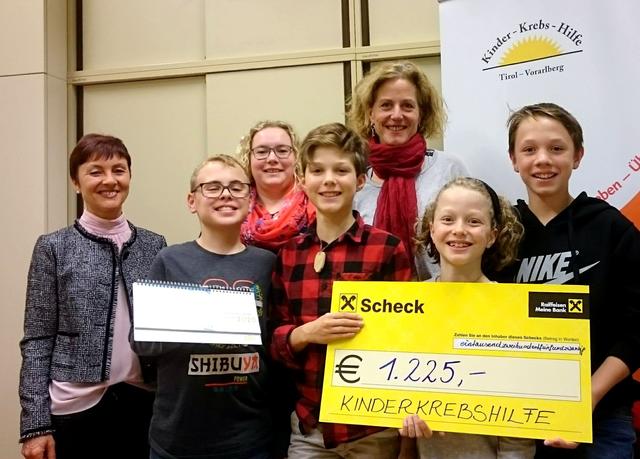 Spenden wurden in Stams gesammelt. Fr. Posch von der Kinder-Krebs-Hilfe, Fabio, Rebecca Brunner, Leonardo, Katharina Altmayer, Oskar und Jakob.